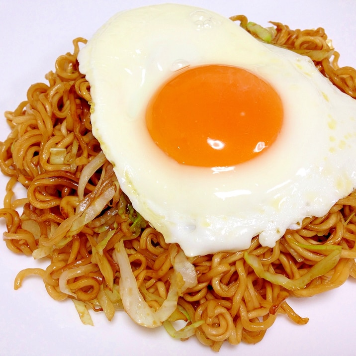 インスタントで簡単 目玉焼き乗せ焼きそば レシピ 作り方 By うーころちゃん 楽天レシピ インスタントで簡単 目玉焼き乗せ焼きそば レシピ 作り方 By うーころちゃん 楽天レシピ